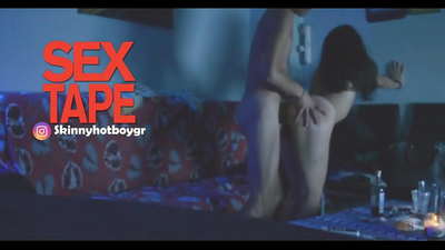 Leuk skoalmeisje mei har freon